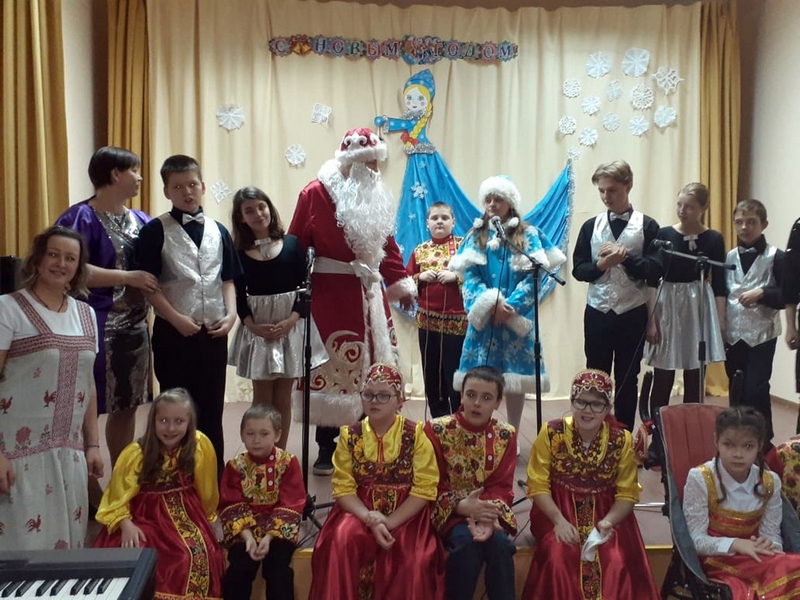 "Поющие гномики" поздравили пожилых людей с Новым годом.
