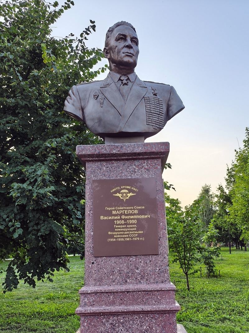 Памятник Десантнику №1